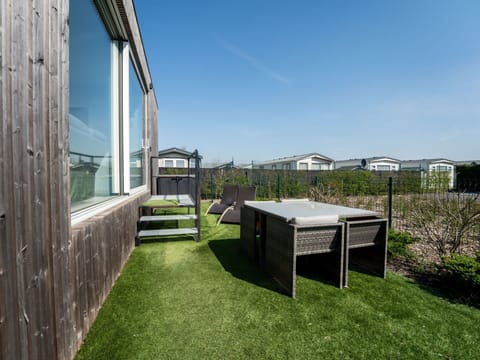 Shade, Balcony, Yard, Lawn, Daylighting, Fence, Backyard, Deck, Outdoor Furniture, Wood Flooring