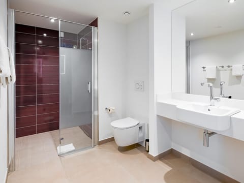 Twin Room, Roll-in Shower | Accessible bathroom