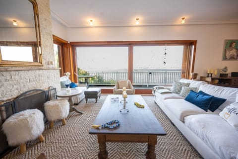House | 4 bedrooms, desk