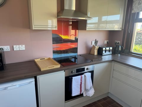 Cottage | Private kitchen | Fridge, microwave, oven, stovetop