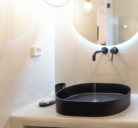 Superior Suite | Bathroom | Shower, hair dryer, towels, soap