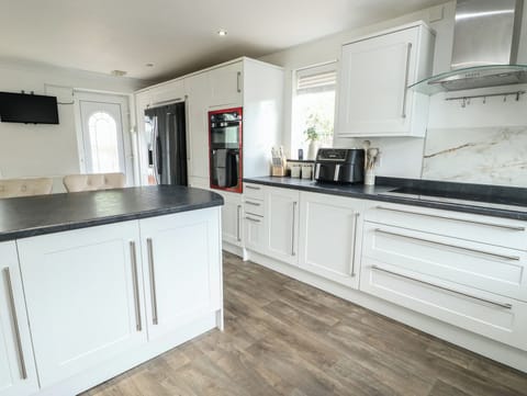 Cottage | Private kitchen | Fridge, microwave, dishwasher, toaster