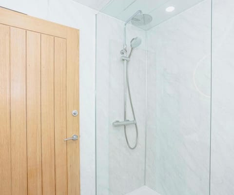 Apartment | Bathroom | Shower, hair dryer, towels