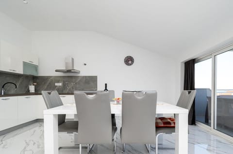 Apartment (Panoramic View Apartment ILM) | Dining room
