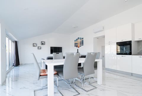 Apartment (Panoramic View Apartment ILM) | Dining room