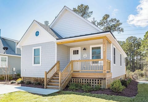 New cottage just minutes from the beautiful beaches of the OBX!