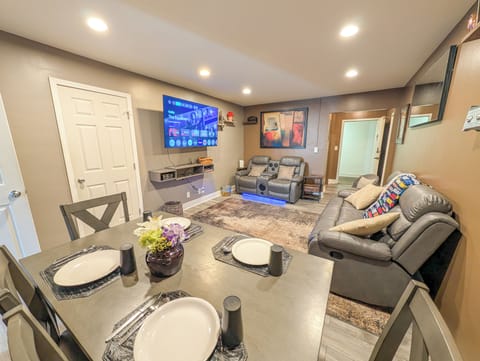 Condo, 3 Bedrooms, Non Smoking, Pool Access | In-room dining