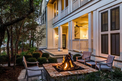Outdoor Firepit Area with Seating for 4