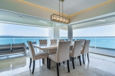 Dining Room Table Harbor North Tower Unit 801