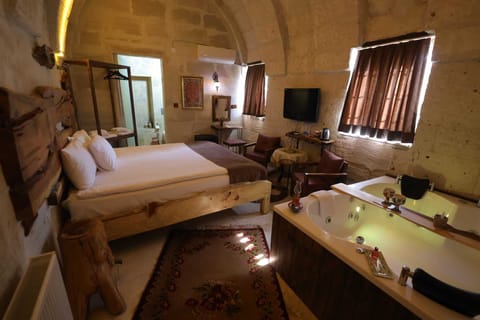 Deluxe Room | Minibar, individually decorated, individually furnished, soundproofing