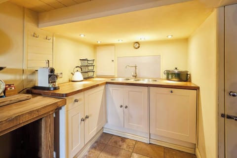 Ship's Bell, Staithes - Host & Stay