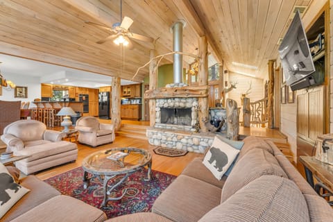 House, 4 Bedrooms | Living area