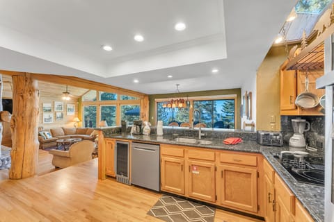 House, 4 Bedrooms | Private kitchen | Fridge, oven, coffee/tea maker, toaster