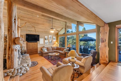 House, 4 Bedrooms | Living area