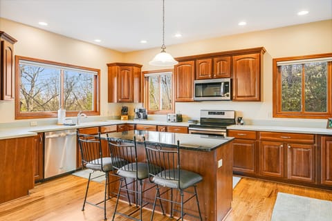 Kitchen w/ Breakfast Bar Seating