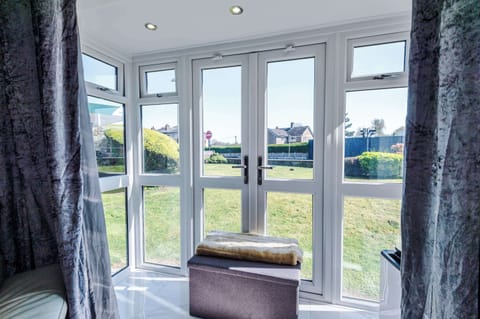 Step outside from the comfort of your living room and enjoy the fresh air! 🌞🌱