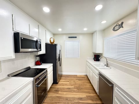 Bright beach kitchen w/ stainless appliances & quiet dishwasher