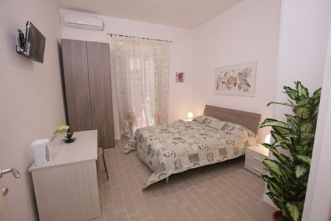 PAOLA | Desk, soundproofing, free WiFi