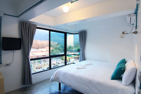 Zleep Better room | Hypo-allergenic bedding, desk, free WiFi, bed sheets