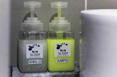 Shower, free toiletries, bidet, towels