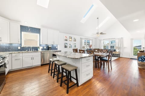 Open floor with Kitchen, Dining, and living room 