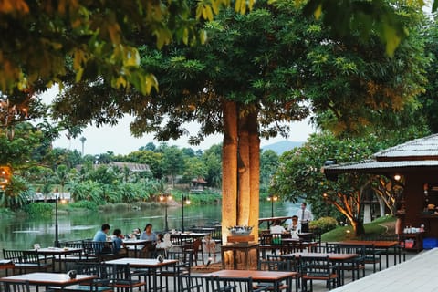 2 restaurants; breakfast, lunch, and dinner served