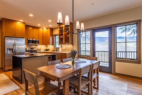 Enjoy group dinners with spectacular views of the Gorge!