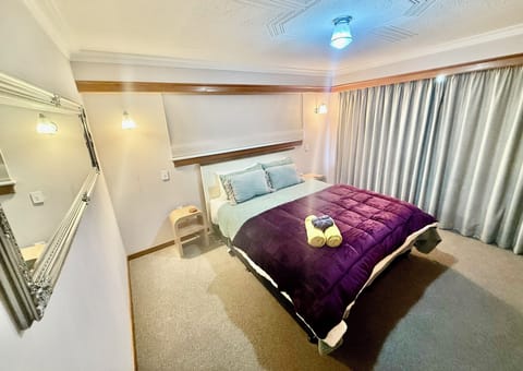 King bed with dual sided/controlled electric blanket