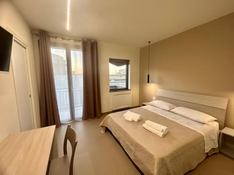 Comfort Room | In-room safe, desk, laptop workspace, blackout drapes