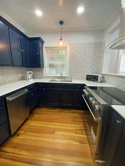Kitchen with oversized 6 burner range 