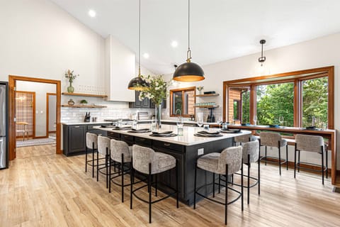 Gather around the oversized island with seating for everyone or enjoy the views at the window table—perfect for casual breakfasts, cocktail hour, or chatting with the chef while meals are prepared.🍳🍸