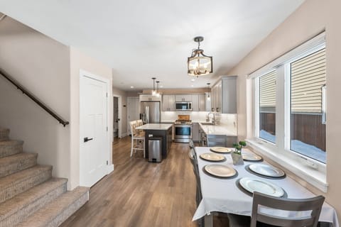 Dining area for 6 with 2 addl seats at the island.