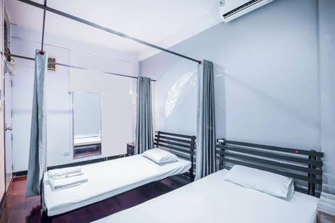 Room, Men only | Free WiFi, bed sheets