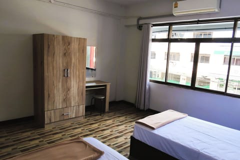 Twin Bed Room with Shared Bathroom | Free WiFi, bed sheets
