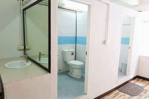 Double Bed Room with Shared Bathroom | Bathroom | Shower, free toiletries, bidet, towels