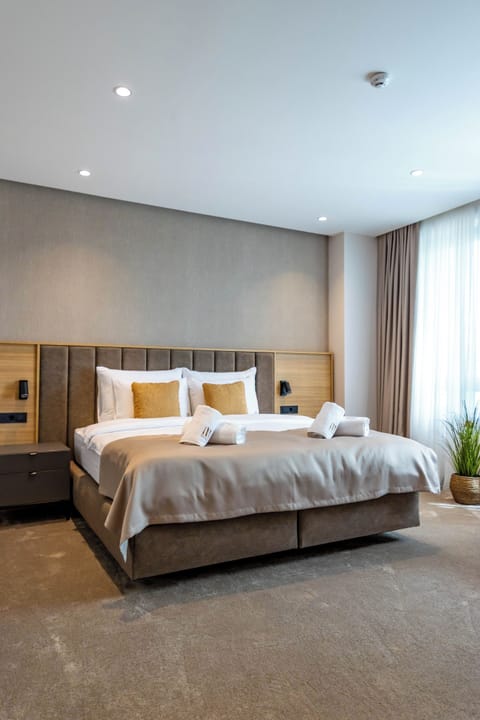 Deluxe Double or Twin Room, City View | Egyptian cotton sheets, premium bedding, memory foam beds, minibar