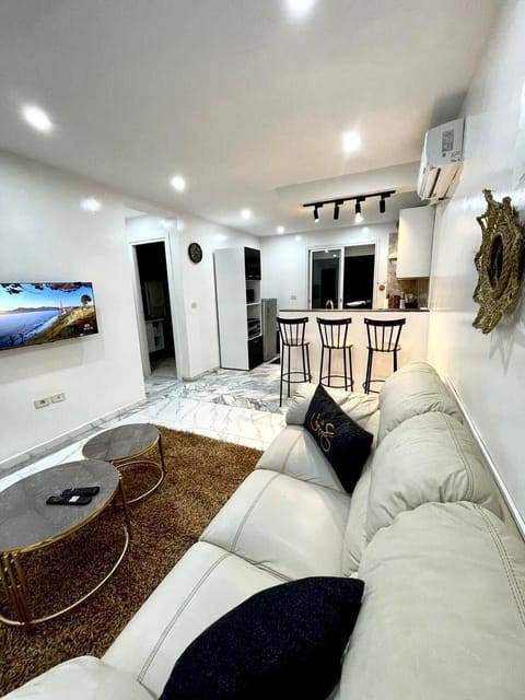 Apartment, 1 Bedroom, Accessible, Smoking | Living room