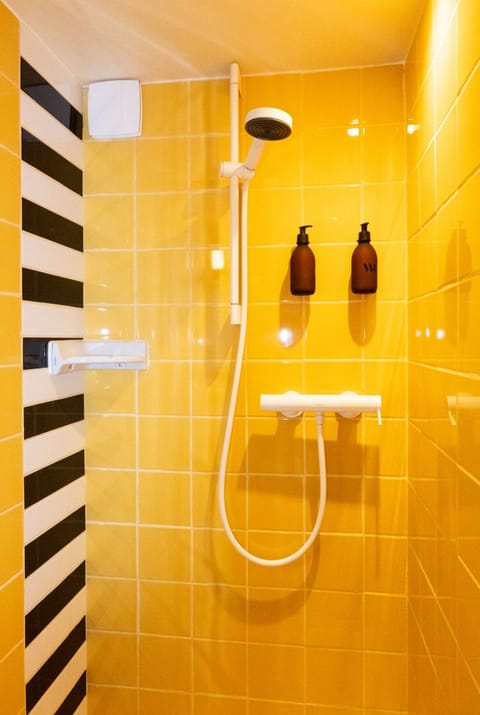 Comfort Double Room, Courtyard View | Bathroom | Towels, soap, shampoo, toilet paper