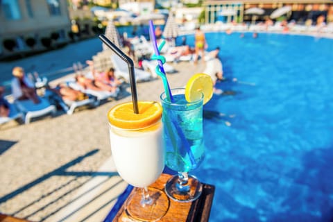 Swim-up bar