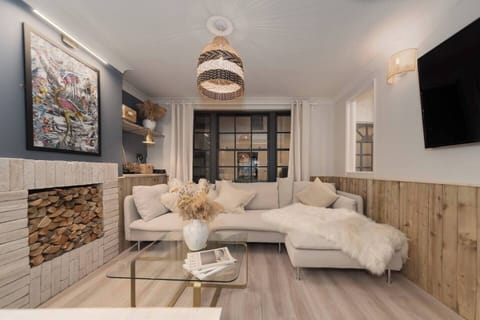 Stunning L shaped sofa and comfortable lounge area with large TV.