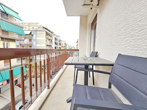 Deluxe Apartment, City View | Terrace/patio