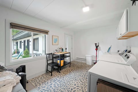 Studio, 1 Queen Bed, Patio, Garden View (Chic City Retreat 93E) | Interior