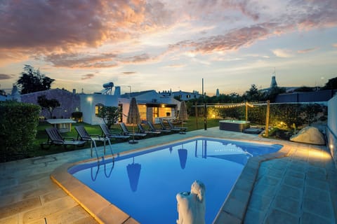 Swimming pool: 7m x 4m(276x157 in), depth ranges from 1.10m to 1.70m (43–67 in)