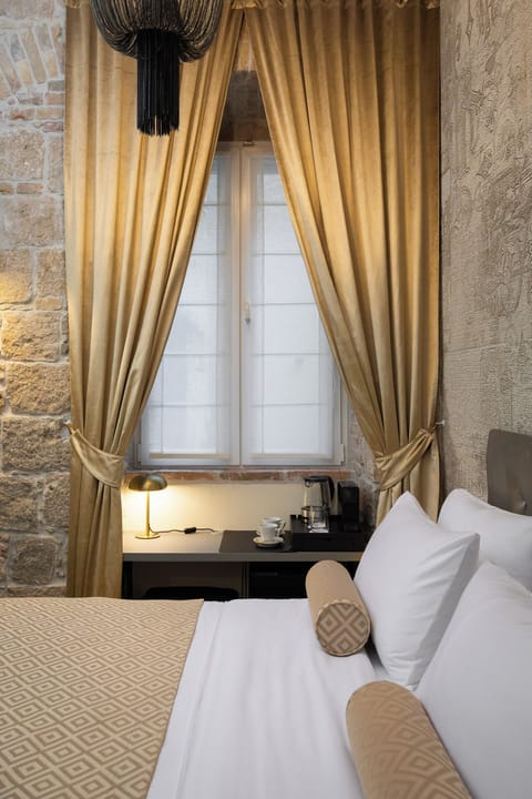 Design Room, Courtyard View 2 | In-room safe, desk, laptop workspace, soundproofing