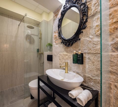 Design Room, Courtyard View 2 | Bathroom | Shower, free toiletries, hair dryer, slippers