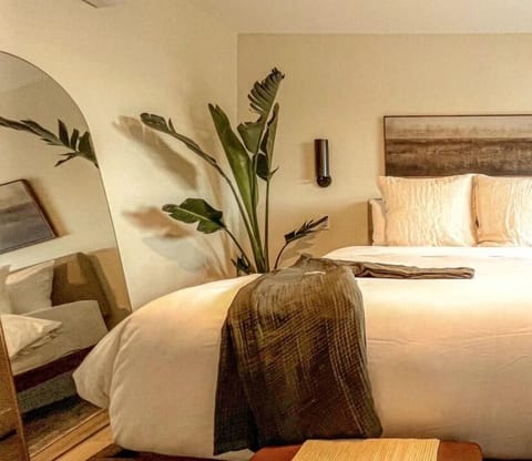 Poolside King | Minibar, free WiFi, bed sheets