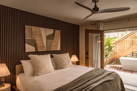 Minibar, free WiFi, bed sheets