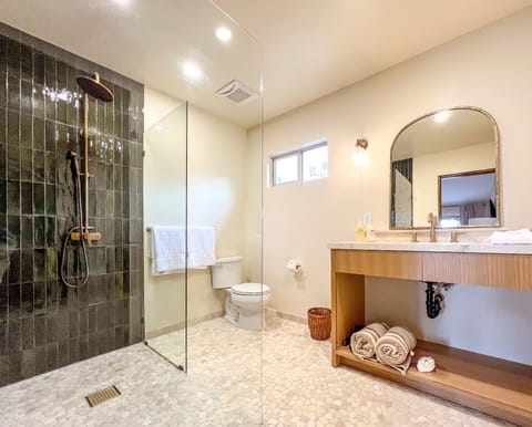 Poolside King | Bathroom | Hair dryer, towels, soap, shampoo