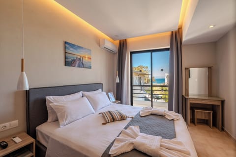 Suite Sea View | 1 bedroom, in-room safe, blackout drapes, iron/ironing board