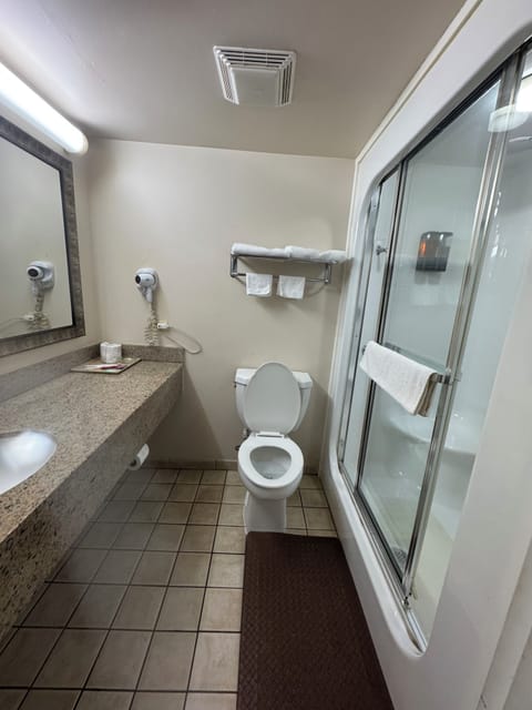 Combined shower/tub, towels